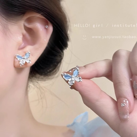 Exquisite Craftsmanship, Superior Quality, and Stylish Fashion Accessories for Women